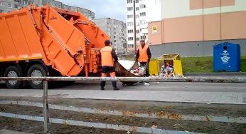 «Нанотехнологии»: как в Гродно новенький мусоровоз забирает мусор из старых контейнеров