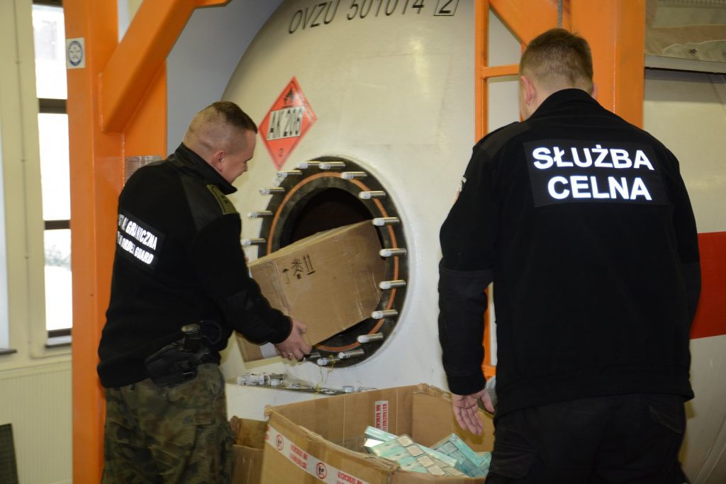 Рекордная контрабанда в Кузнице: сигареты на 2,1 млн евро перевозили в цистерне от газа