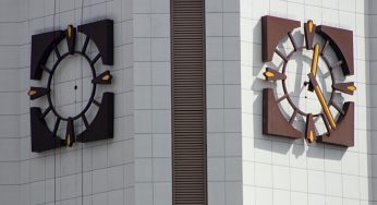 На железнодорожном вокзале Гродно большие часы отправили на ремонт