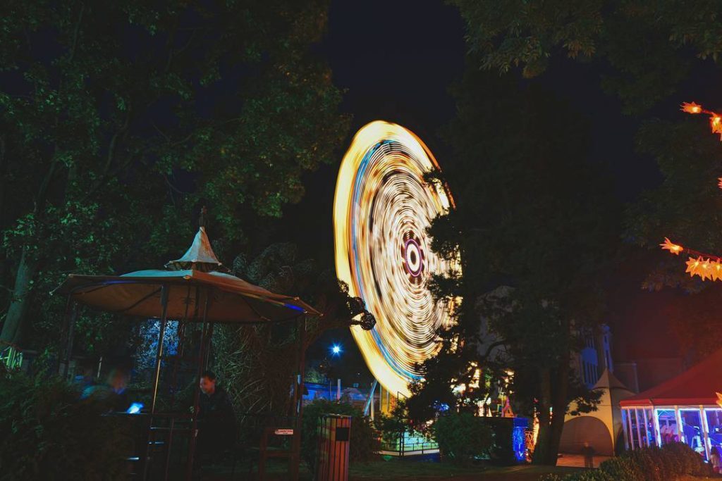 Новые аттракционы, сцена и другие сюрпризы. Гродненский парк аттракционов уже работает и приглашает на официальное открытие сезона