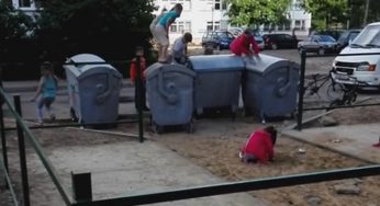 Зачем детям площадки? Они и с урнами для мусора могут поиграть!