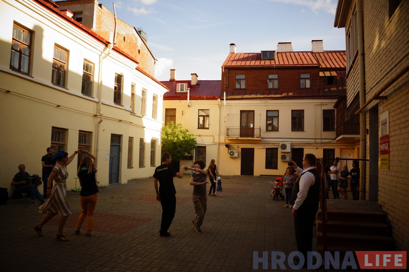 Двор на Советской, 1  в Гродно - здание слева реконструируют