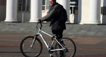 «Стесняться не стоит ни в коем случае». Гродненский органист, несмотря на потерю ноги, ездить на велосипеде и радуется жизни