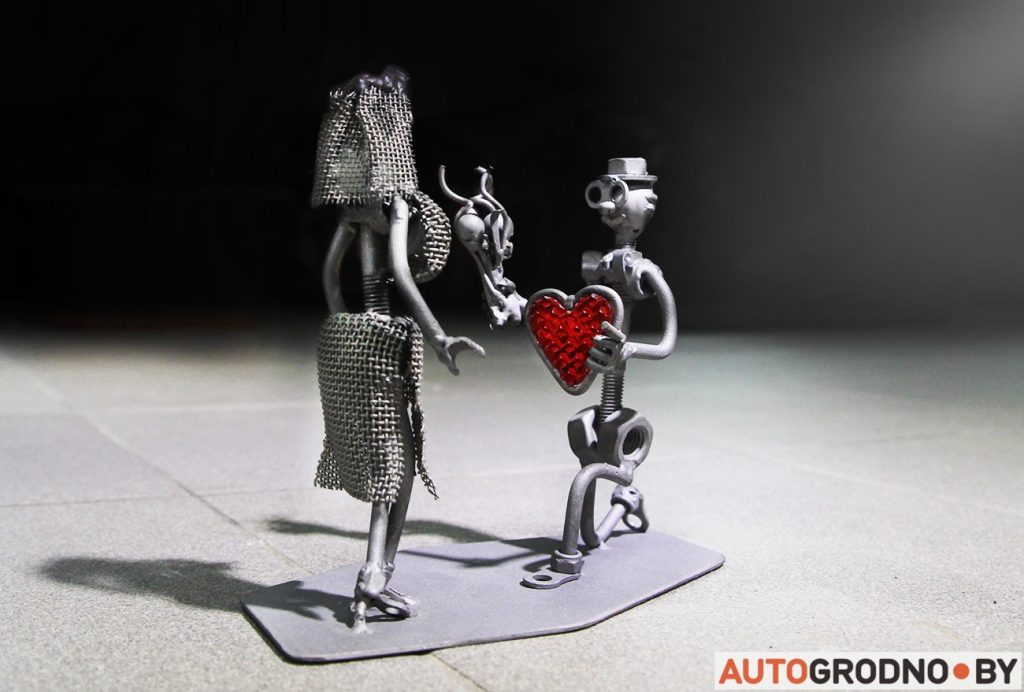 Творчество в обычном гараже: бывший мотоспортсмен создает поделки из запчастей