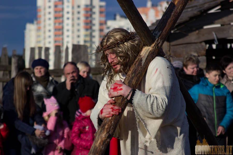 Фотофакт: на Ольшанке впервые прошел театрализованный Крестный путь