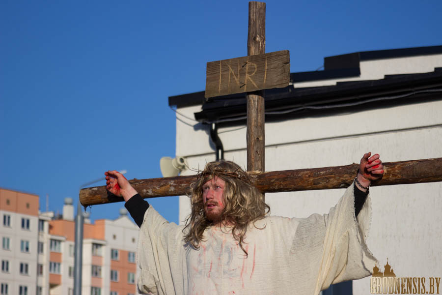 Фотофакт: на Ольшанке впервые прошел театрализованный Крестный путь