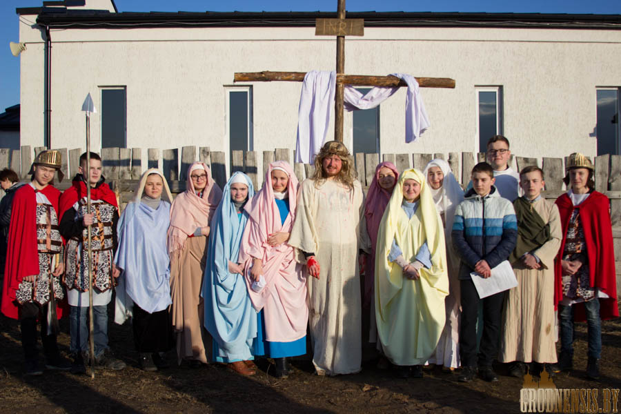 Фотофакт: на Ольшанке впервые прошел театрализованный Крестный путь