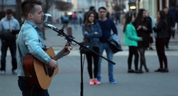 Уличный музыкант из Минска сыграл для гродненцев большой концерт