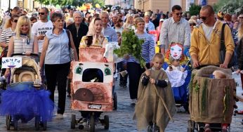 ФОТО: Традиционный парад детских колясок прошел в Гродно