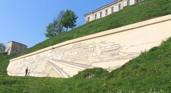 Уличные художники за две недели восстановили панораму у подножия Нового замка