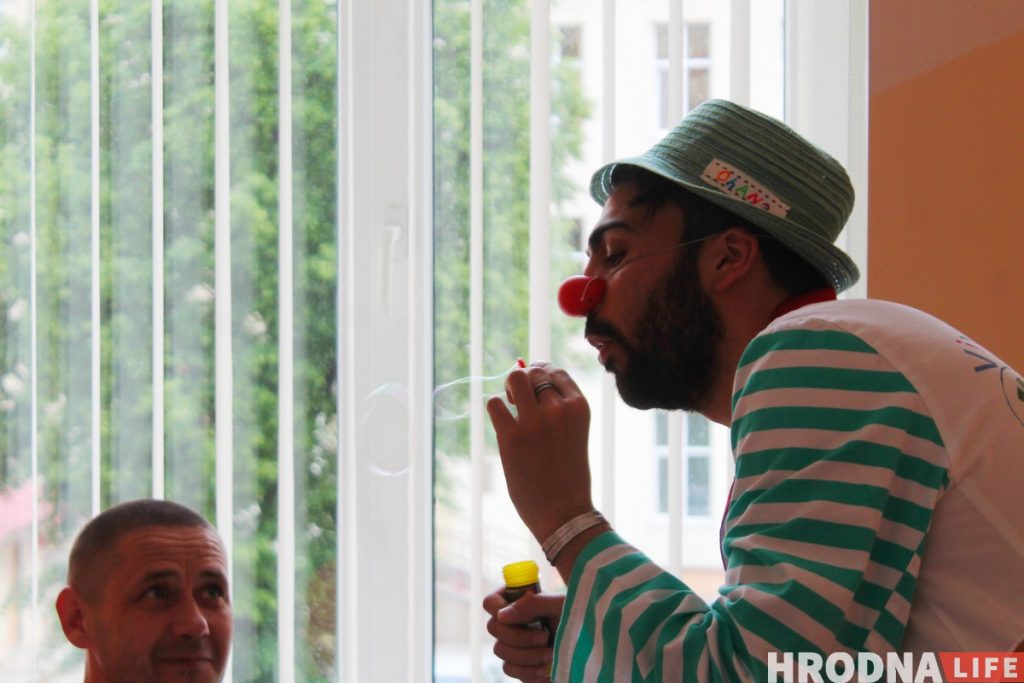 “Щеки от смеха болят". Больничные клоуны навестили гродненские больницы