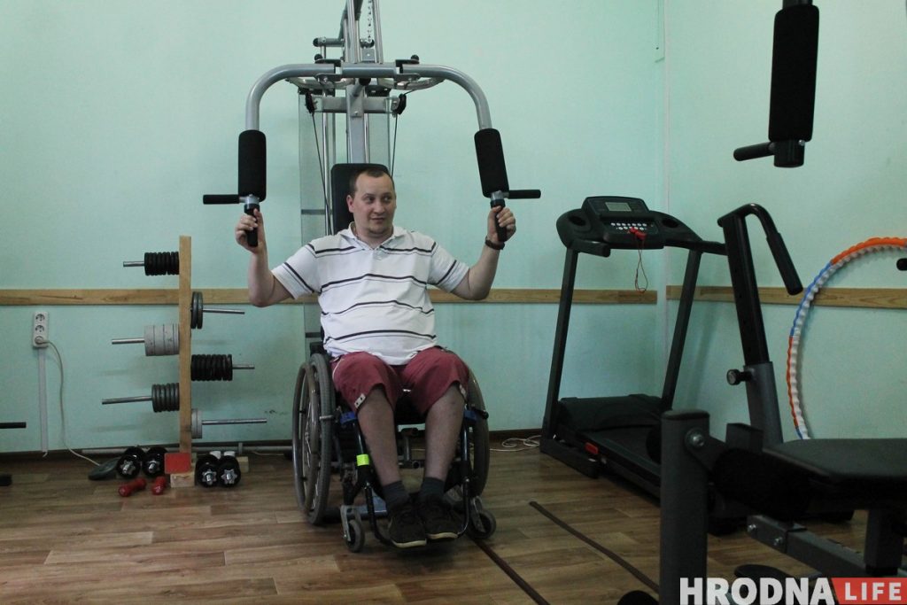 Как тренируются люди с инвалидностью. В Сморгони работает лагерь активной реабилитации