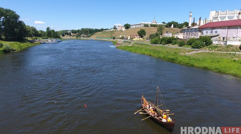 Средневековая ладья приплыла в Гродно под музыку волынки (+ дрон-видео)
