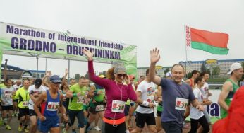 Из Друскеник в Гродно прибегут болеше 100 спортсменов. VIII Марафон Дружбы финиширует в Беларуси