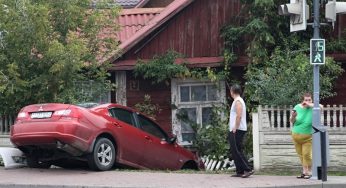 На проспекте Космонавтов Mitsubishi после аварии отбросило в забор жилого дома