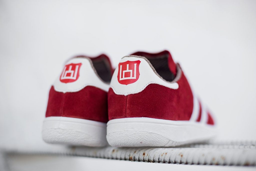 Лидская фабрика объяснила, почему так медленно делает кеды для LSTR