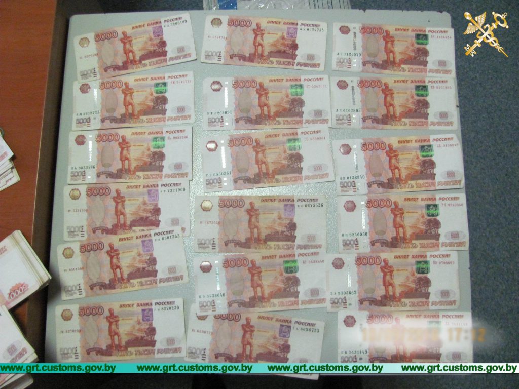 Трое россиян хотели ввезти в Беларусь 71 тысячу долларов без декларации. Сейчас их конфискуют