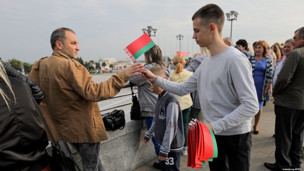 Сколько стоила бы раздача всем семьям государственных флагов - идея, поддержанная Лукашенко