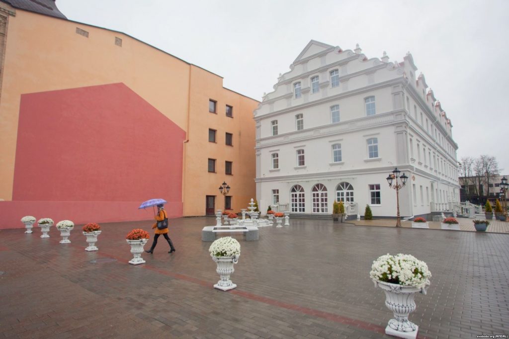 Останки декора или строительный мусор? На гродненского гостиничного магната Семашко завели уголовное дело