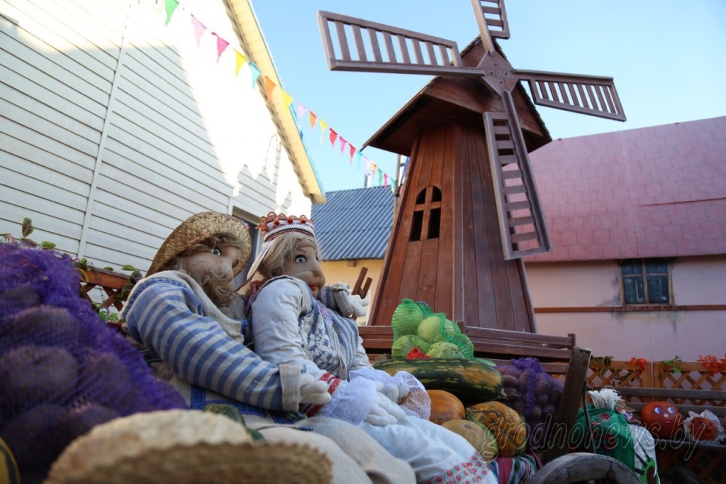 "Дожинки" в Ивье: фуд-арт и агро-треш. Смотрим, чего было больше