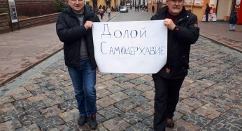 Гродненские активисты в День Октябрьской революции вышли с плакатом «Долой самодержавие»