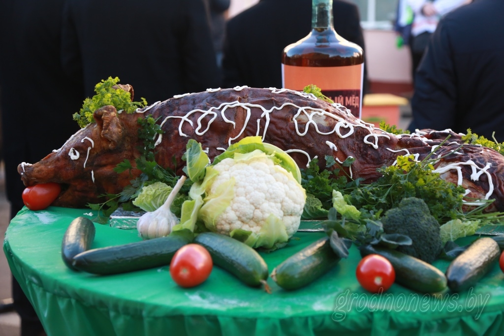 "Дожинки" в Ивье: фуд-арт и агро-треш. Смотрим, чего было больше