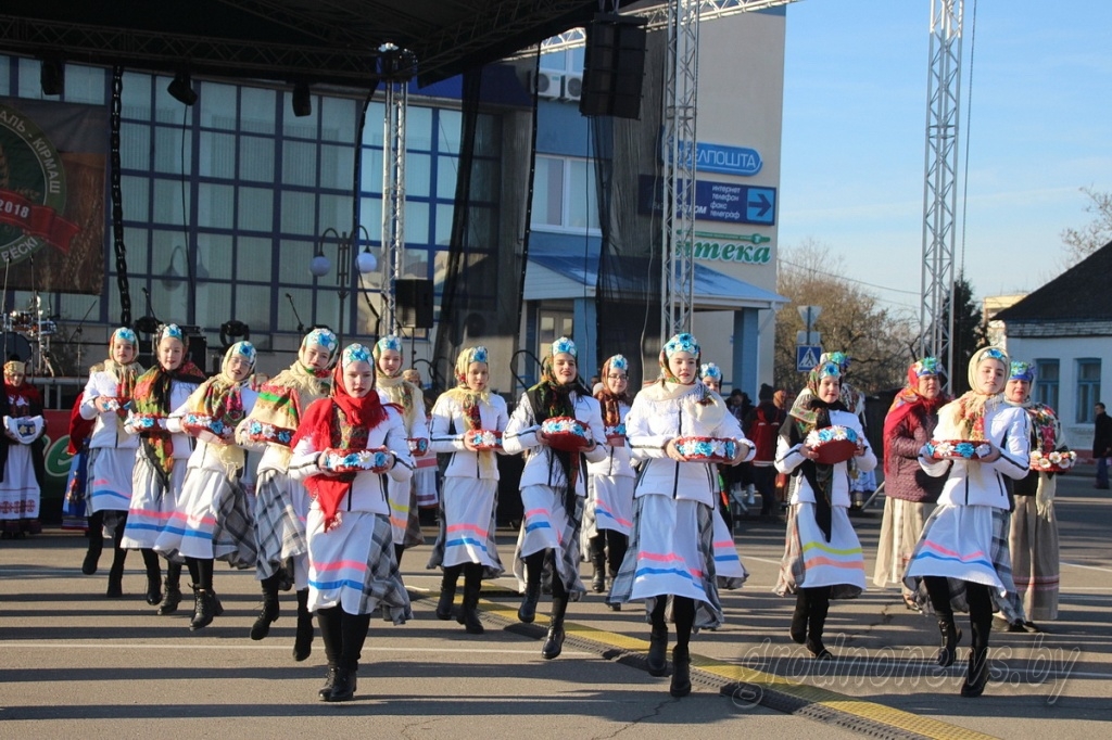 "Дожинки" в Ивье: фуд-арт и агро-треш. Смотрим, чего было больше
