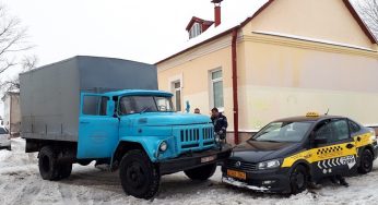 На заснеженной улице в Гродно грузовой ЗИЛ столкнулся с такси