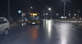 Автобус сбил женщину на пешеходным переходе, нарушив правила