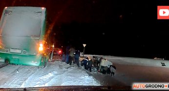 Возле Гродно перевернулся микроавтобус с людьми. Очевидцы бросились на помощь