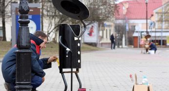 Подкрашивают дам и джентльменов: ржавые мусорные урны в центре Гродно приводят в порядок