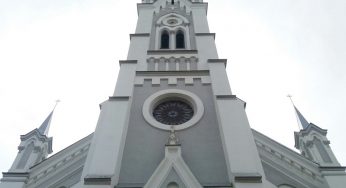 Дыры от пуль в циферблате: как реставрируют башенные часы лютеранской кирхи 