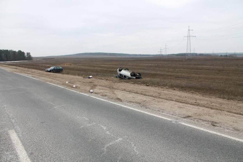 Два "Фольксвагена" перевернулись под Волковысском. Один пассажир в реанимации