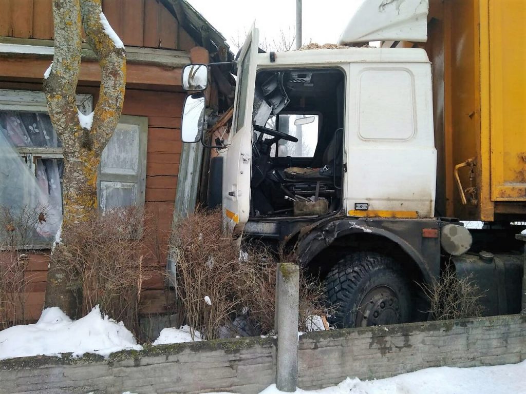 Под Гродно "МАЗ" вылетел с проезжей части, снёс забор и въехал в дом