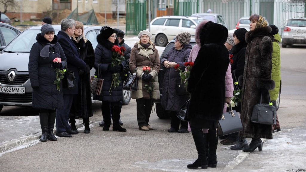 Ученики и учителя попрощались с убитыми в Столбцах. Фотофакт