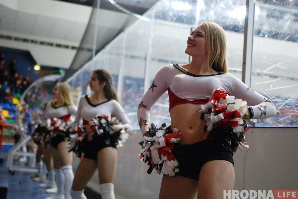 Девушки, которые не мерзнут: смотрите, кто танцует за "Неман" Девушки, которые не мерзнут: смотрите, кто танцует за "Неман"