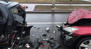 Девушка приехала из Шотландии без водительских прав и въехала в Лиде в три машины