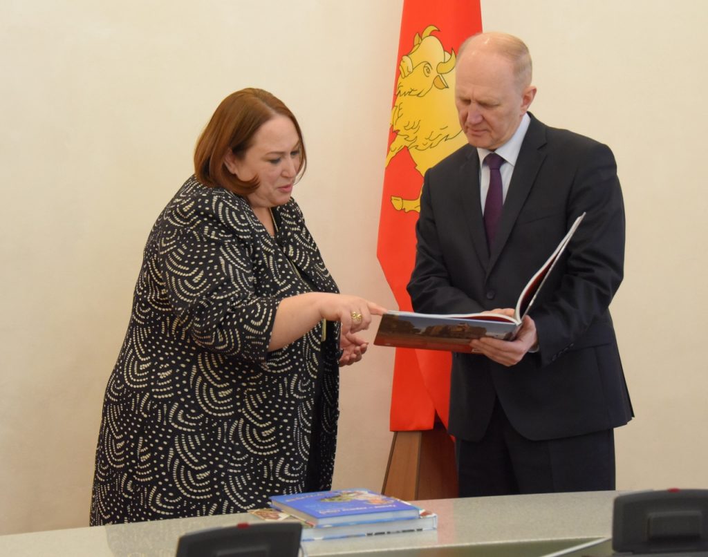 Развивать туризм и помогать беженцам. Основное про визит Поверенной в делах США в Беларуси в Гродно