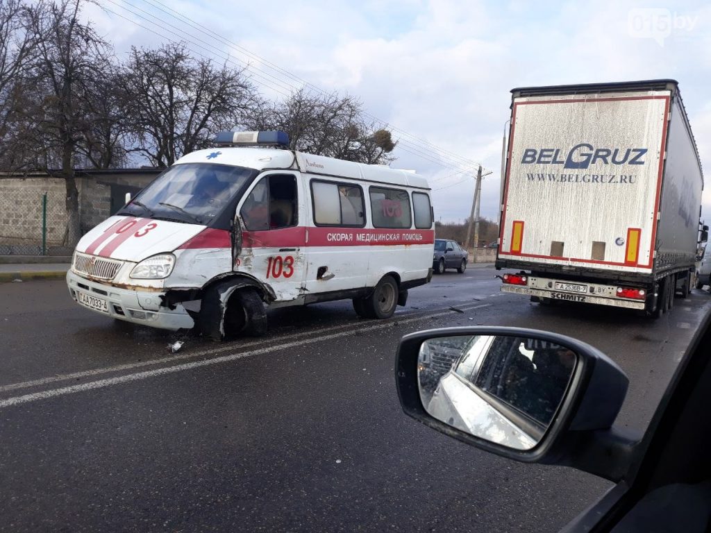 В Гродно столкнулись фура и "скороя помощь" В Гродно столкнулись фура и "скороя помощь"
