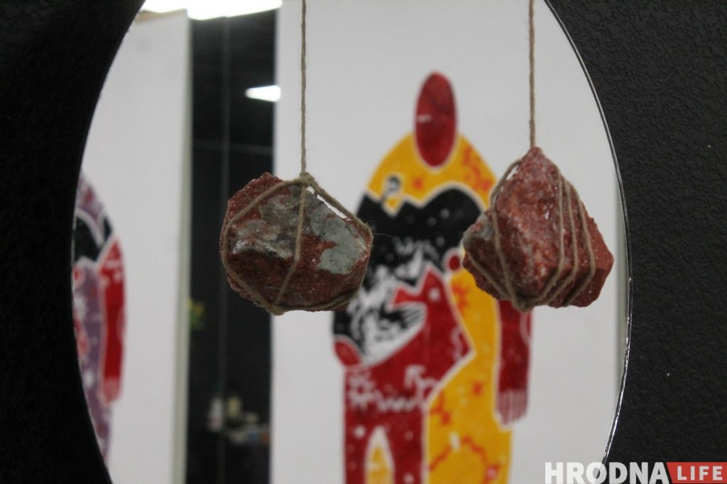 “Лес дзяўчыны”. В Гродно открылась выставка с произведениями, которые можно уничтожать