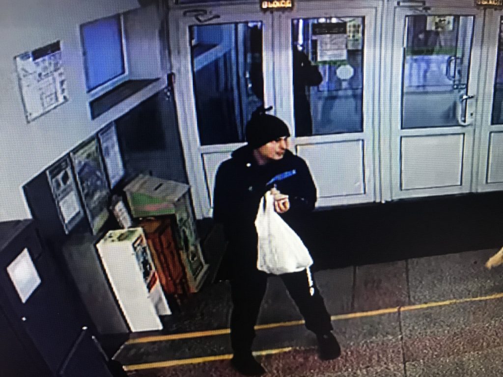 Ищут гродненца, который украл в магазине вещи из камеры хранения