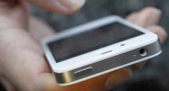 Родителям гродненских школьников предлагают обсудить, стоит ли забирать телефоны на время учебы