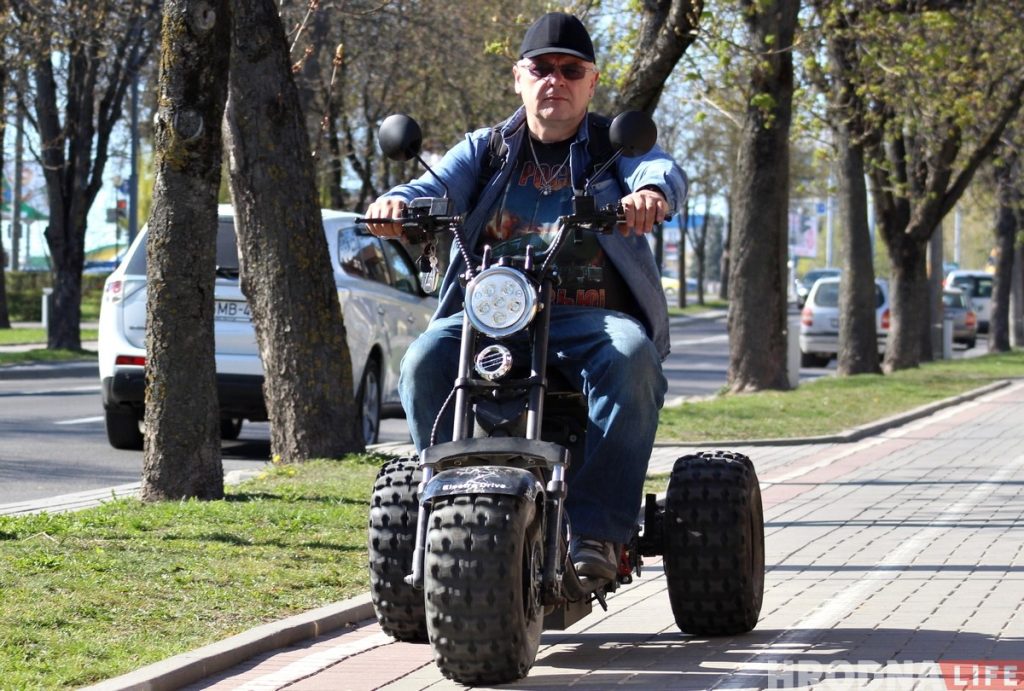 «За таким транспортом будущее». Гродненец рассказал, почему пересел на электротрайк