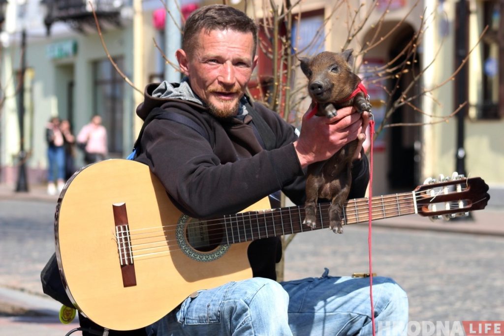 "Фунтика могли загрызть". Музыкант спас поросенка и теперь они везде вместе