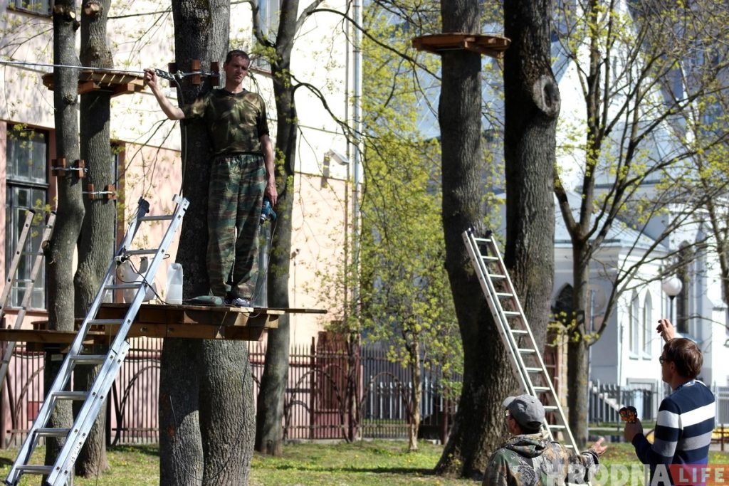В парке Жилибера создают веревочный городок. Обещают, что деревья не пострадают