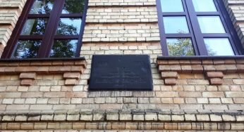 Со здания гуманитарного колледжа сняли памятную доску, которую недавно повесили