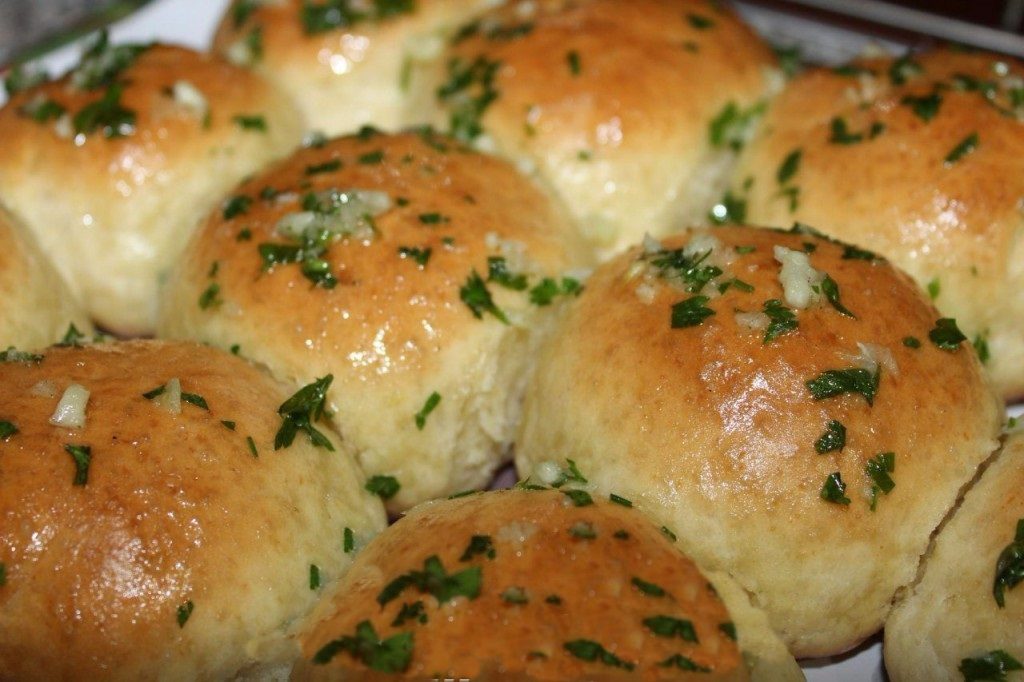 ВИДЕО: Гродненские школьницы оригинально признались в любви чесночным булкам из "Короны"