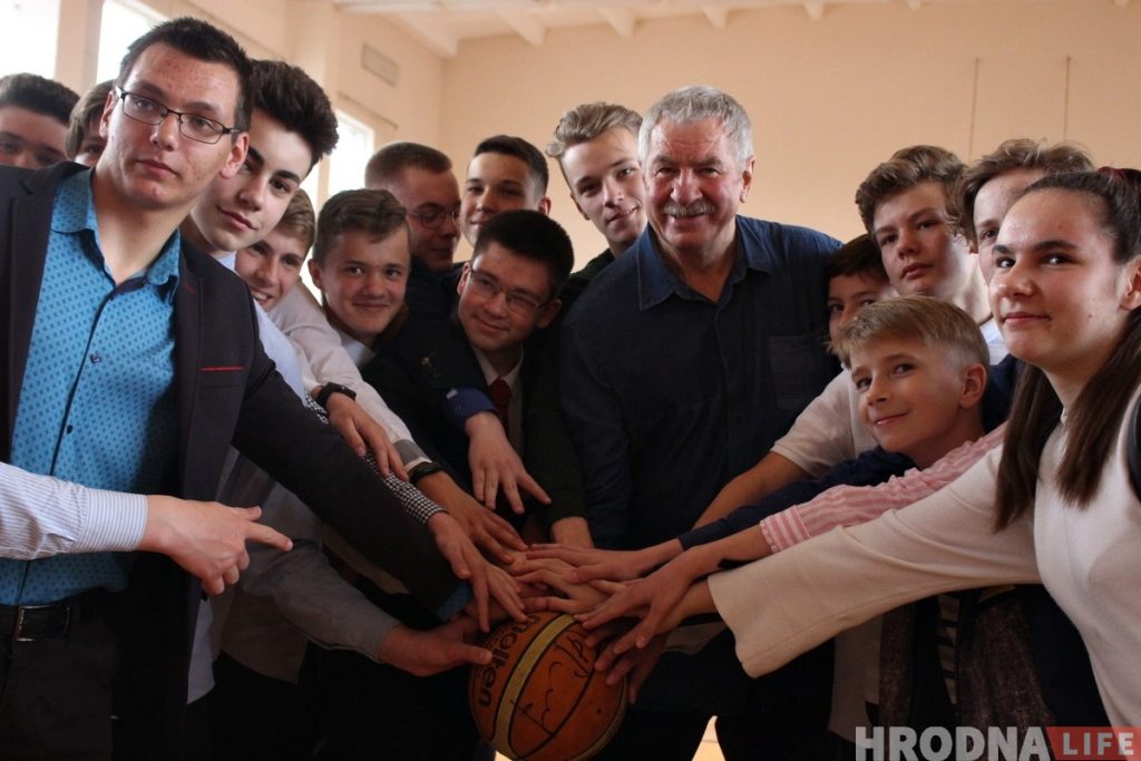 «В родном городе люблю Неман и рыбалку». В Гродно приехал легендарный баскетболист Иван Едешко