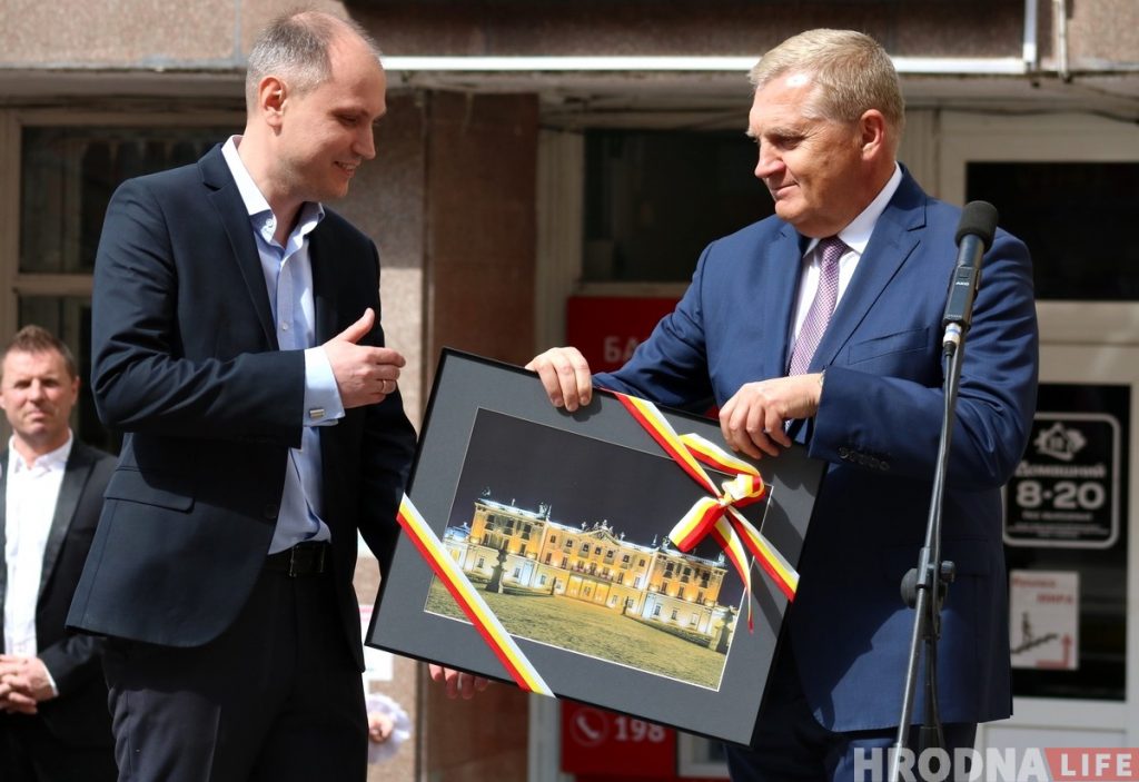 «Мы обновили старый договор». Мэр Белостока открыл в Гродно ресторан беларуской кухни