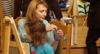 Импрессионизм на «Хвалі дабрыні». Дети из хосписа напишут картины вместе с дипломатами и художниками